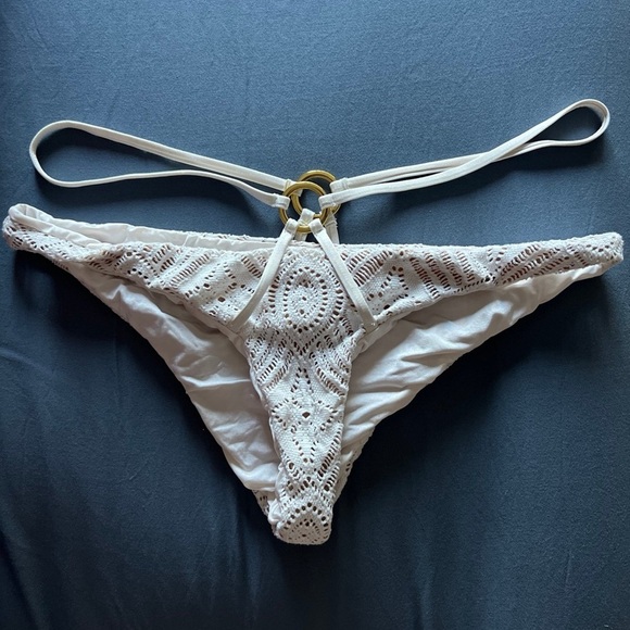 Beach Bunny off white/beige crochetBikini Bottoms with string detail size XL.